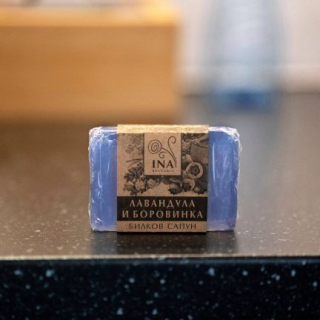 Bylinné tuhé mydlo s levanduľou a čučoriedkami 105g Ina Essentials